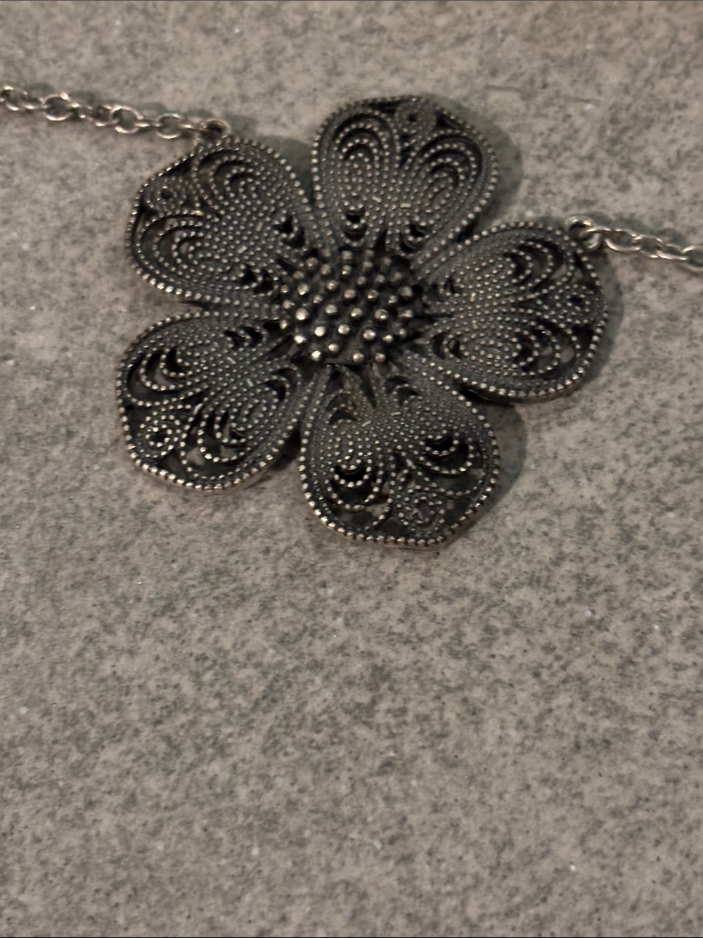Vintage 1980s Aged Silvertone Floral Filigree Pendant Necklace Chunky